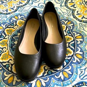 Ecco Anine Rounded Toe Ballerina Flat in Black Leather 37